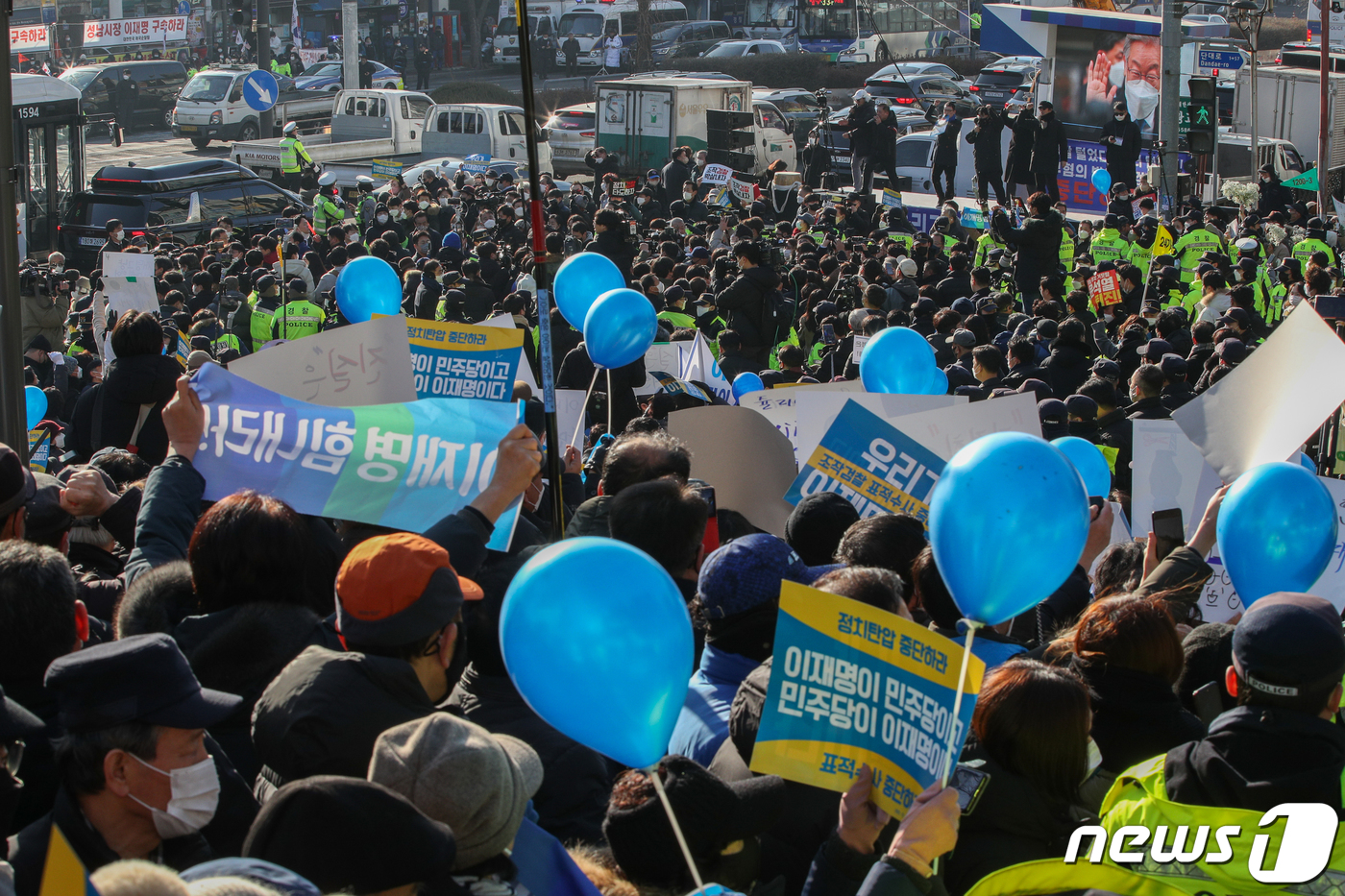 (성남=뉴스1) 사진공동취재단 = 이재명 더불어민주당 대표의 성남FC 후원금 의혹 관련 검찰 조사를 앞둔 10일 오전 경기 수원지방검찰청 성남지청 앞에서 지지자들이 응원 피켓을 들 …