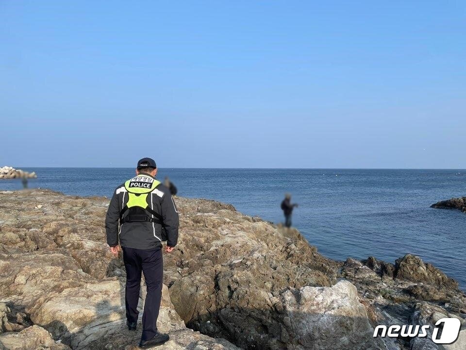 본문 이미지 - 경북 포항해양경찰서 직원들이 갯바위 낚시객들의 안전을 위해 순찰활동을 강화하고 있다.(포항해양경찰서제공)2023.1.10/뉴스1 