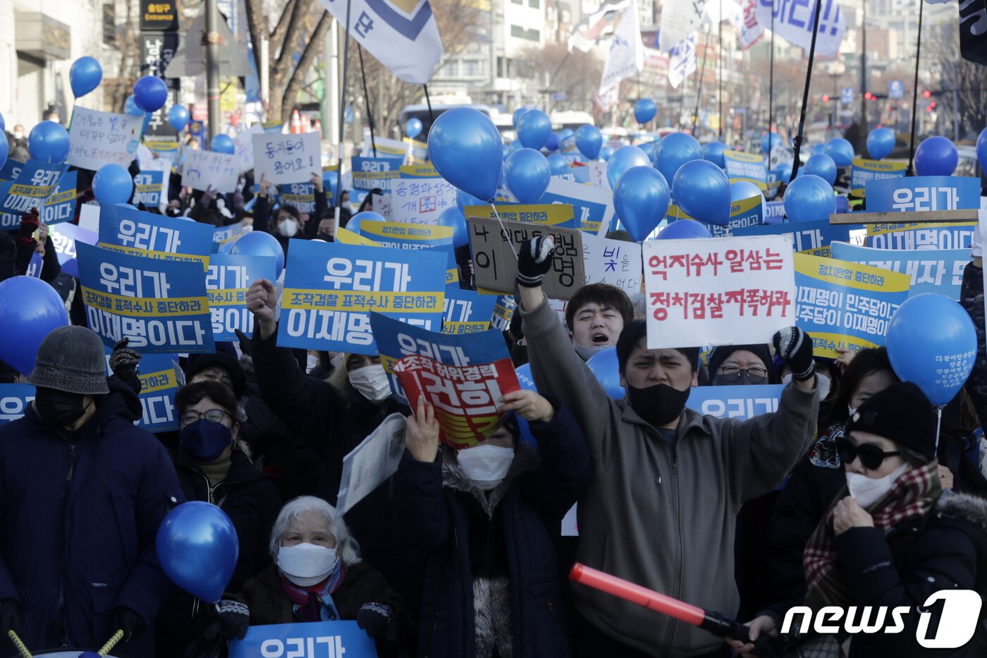 본문 이미지 - 이재명 더불어민주당 대표가 성남FC 후원금 의혹과 관련해 검찰 조사를 앞둔 10일 오전 경기 수원지방검찰청 성남지청 앞에서 지지자들이 집회를 하고 있다. 제1야당 현직 대표가 검찰에 피의자 신분으로 출석하는 것은 헌정 사상 처음이다. 2023.1.10/뉴스1 ⓒ News1 사진공동취재단