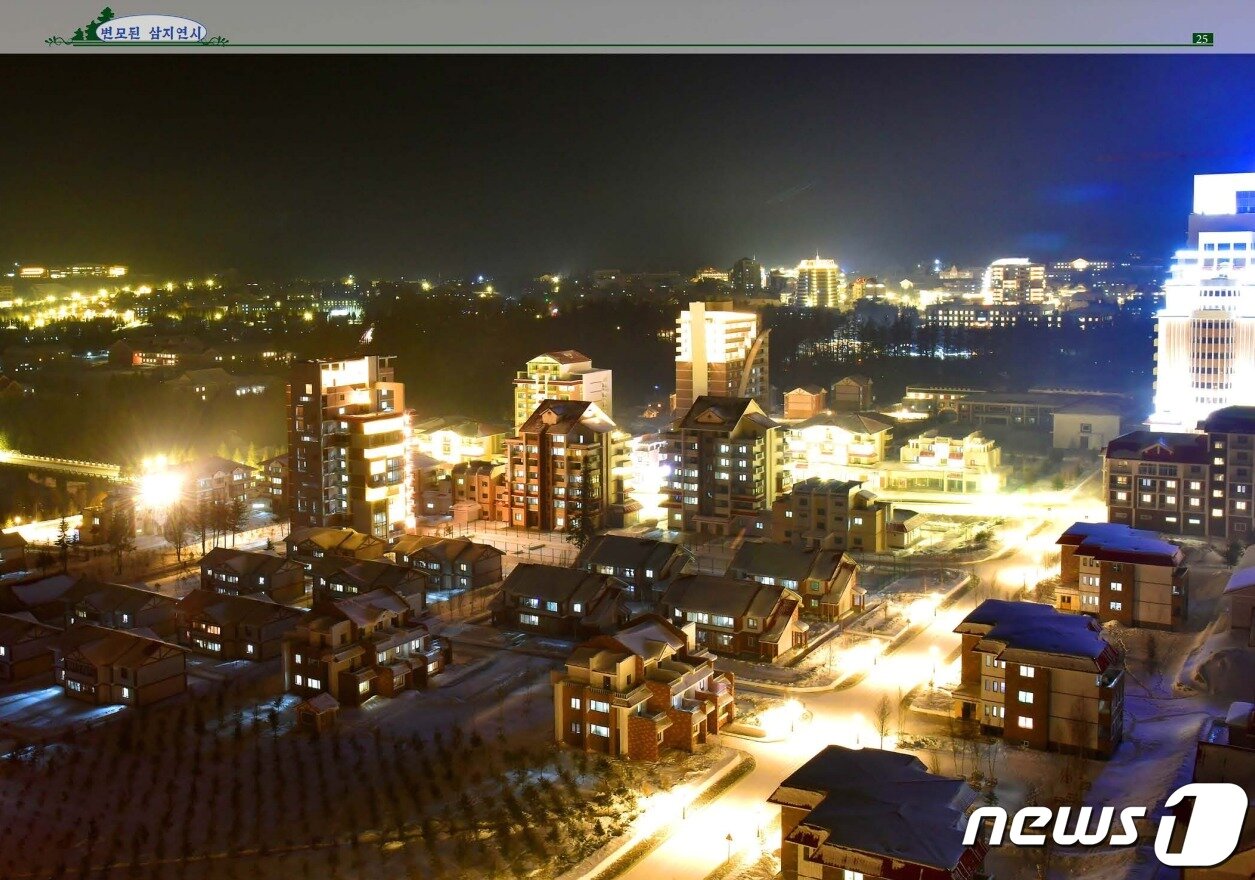 본문 이미지 - 북한 외국문출판사가 발간한 화보 '변모된 삼지연시' 갈무리.