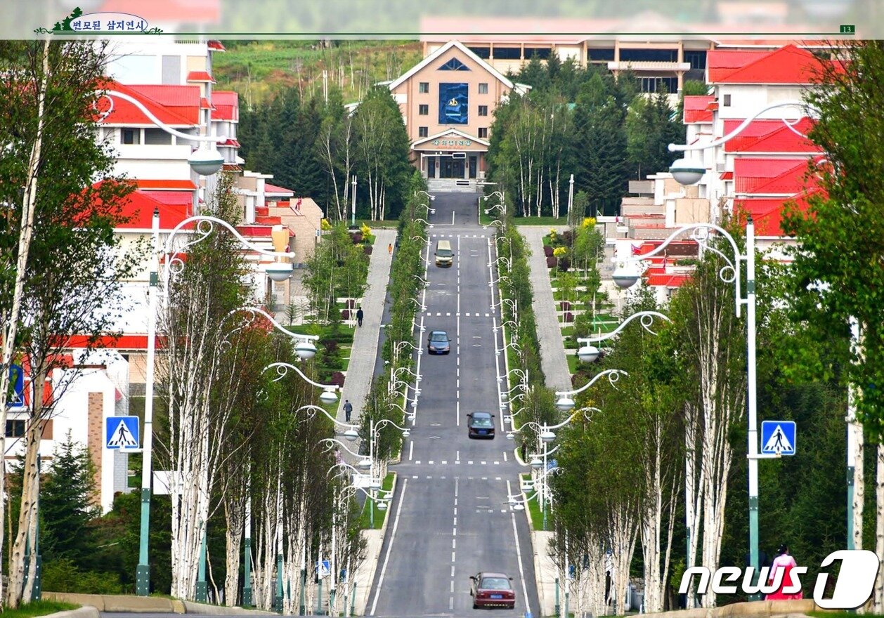 본문 이미지 - 북한 외국문출판사가 발간한 화보 '변모된 삼지연시' 갈무리.