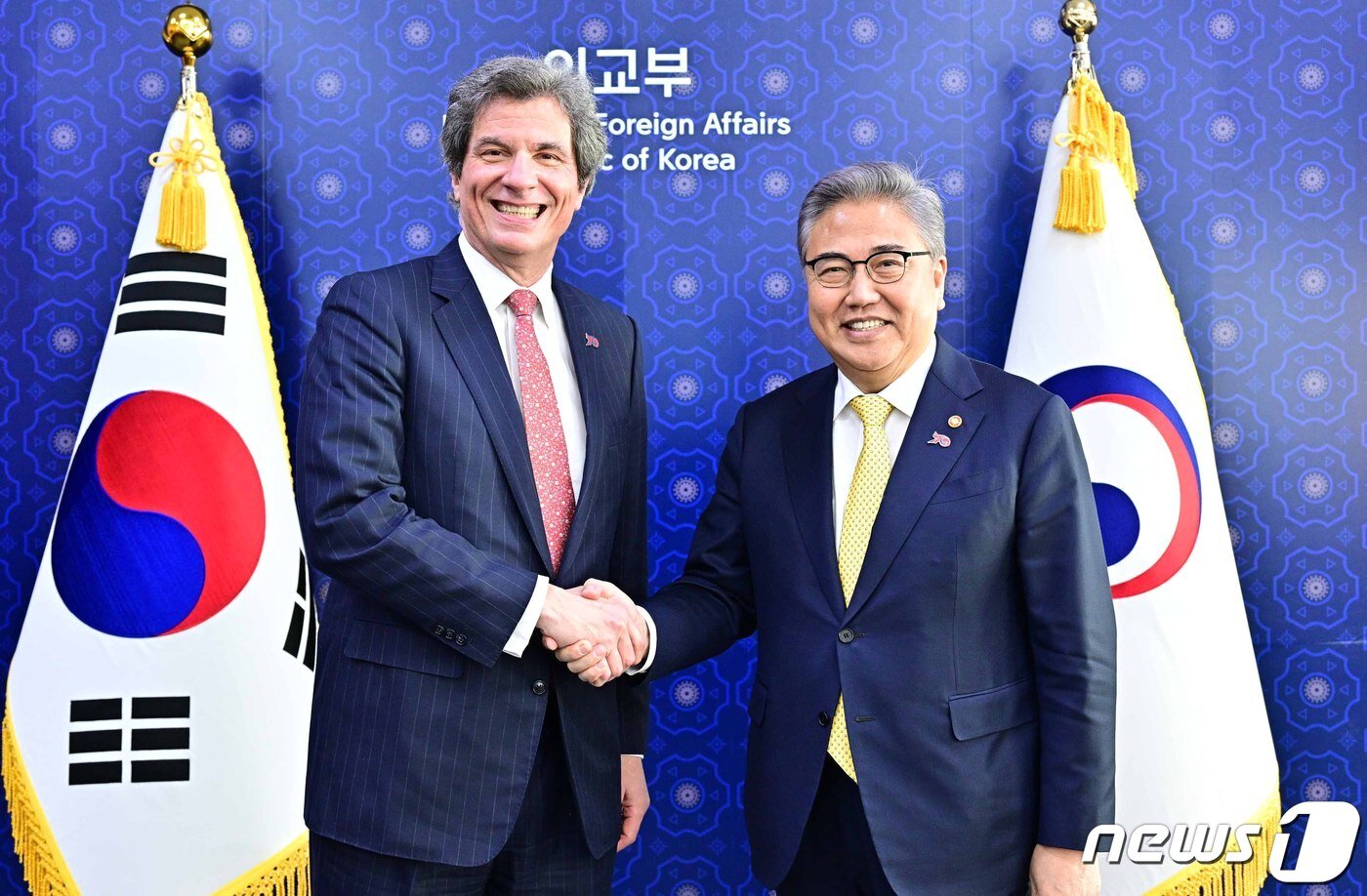 본문 이미지 - 호세 페르난데스 미 국무부 경제성장·에너지·환경담당 차관(왼쪽)과 박진 외교부 장관 (외교부 제공)
