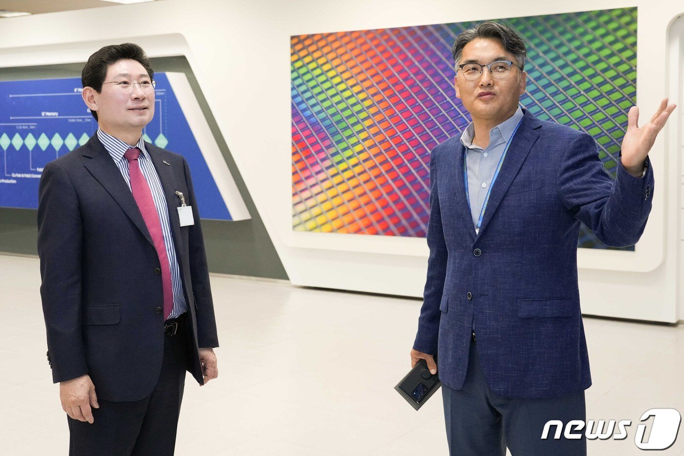 본문 이미지 - 이상일 시장이 전병구 상무로부터 삼성전자 오스틴법인의 활동상에 대해 설명을 듣고 있다.(용인시 제공)