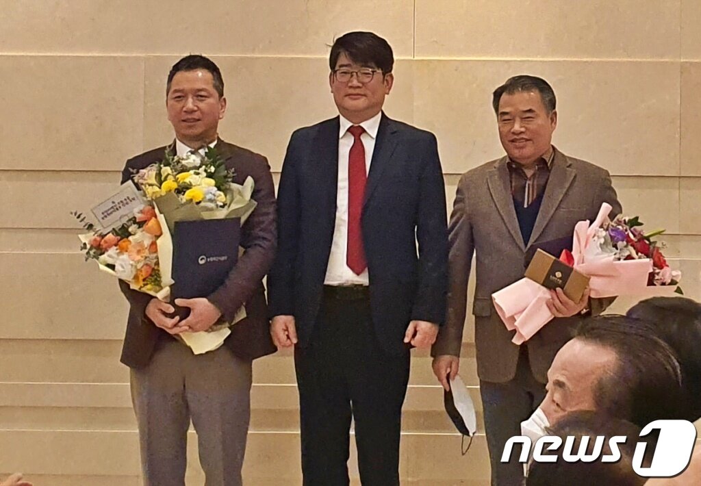 본문 이미지 - 10일 경기 성남시 서머셋 센트럴 분당 호텔에서 열린 '2023년 한국동물약품협회 신년교례회'에서 우진비앤지와 코미팜이 농림축산식품부 장관 표창을 받았다. 왼쪽부터 강재구 우진비앤지 대표, 권재한 농식품부 농업혁신정책실장, 문성철 코미팜 대표. ⓒ 뉴스1 최서윤 기자