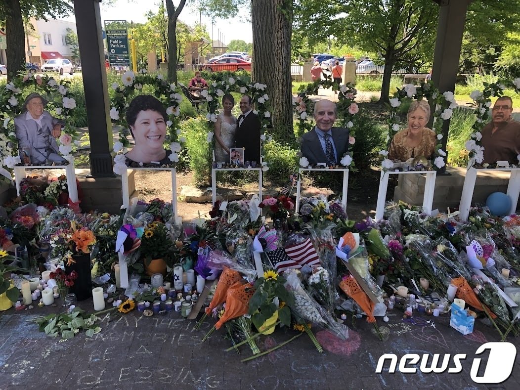 본문 이미지 - 미국 일리노이주&#40;州&#41; 하원에 이어 상원도 공격용 무기 금지 법안을 통과시켰다. 하원 재통과 후 프리츠커 주지사가 서명하면 이르면 10일&#40;현지시간&#41; 법안은 효력을 가진다. 이에 강력 반발하는 공화당은 대법원에 기대를 걸고 있다. 이 법안은 지난해 7월 4일 하이랜드 파크 독립기념일 퍼레이드 총격 사건을 계기로 마련됐다. 사진은 당시 희생자들 모습.