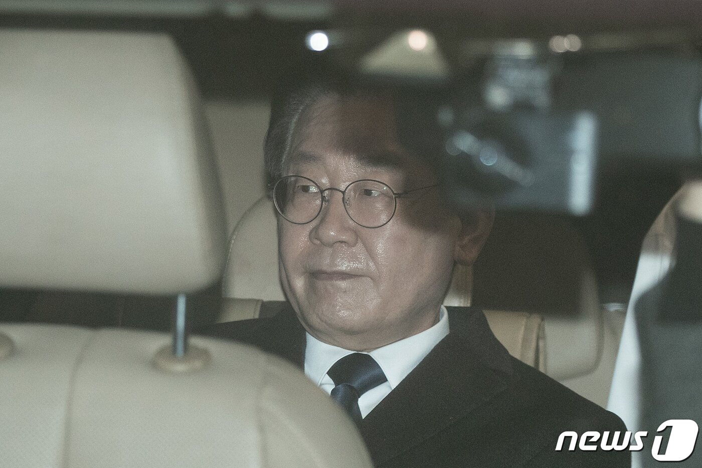 본문 이미지 - 이재명 더불어민주당 대표가 10일 밤 경기 수원지방검찰청 성남지청에서 성남FC 후원금 의혹 사건과 관련 검찰 조사를 마친 뒤 귀가하고 있다. 제1야당 현직 대표가 검찰에 피의자 신분으로 출석하는 것은 헌정 사상 처음이다. (공동취재) 2023.1.10/뉴스1 ⓒ News1 김영운 기자