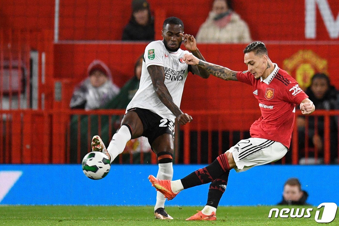 본문 이미지 - 멋진 감아차기 슛으로 골망을 흔들 안토니 ⓒ AFP=뉴스1