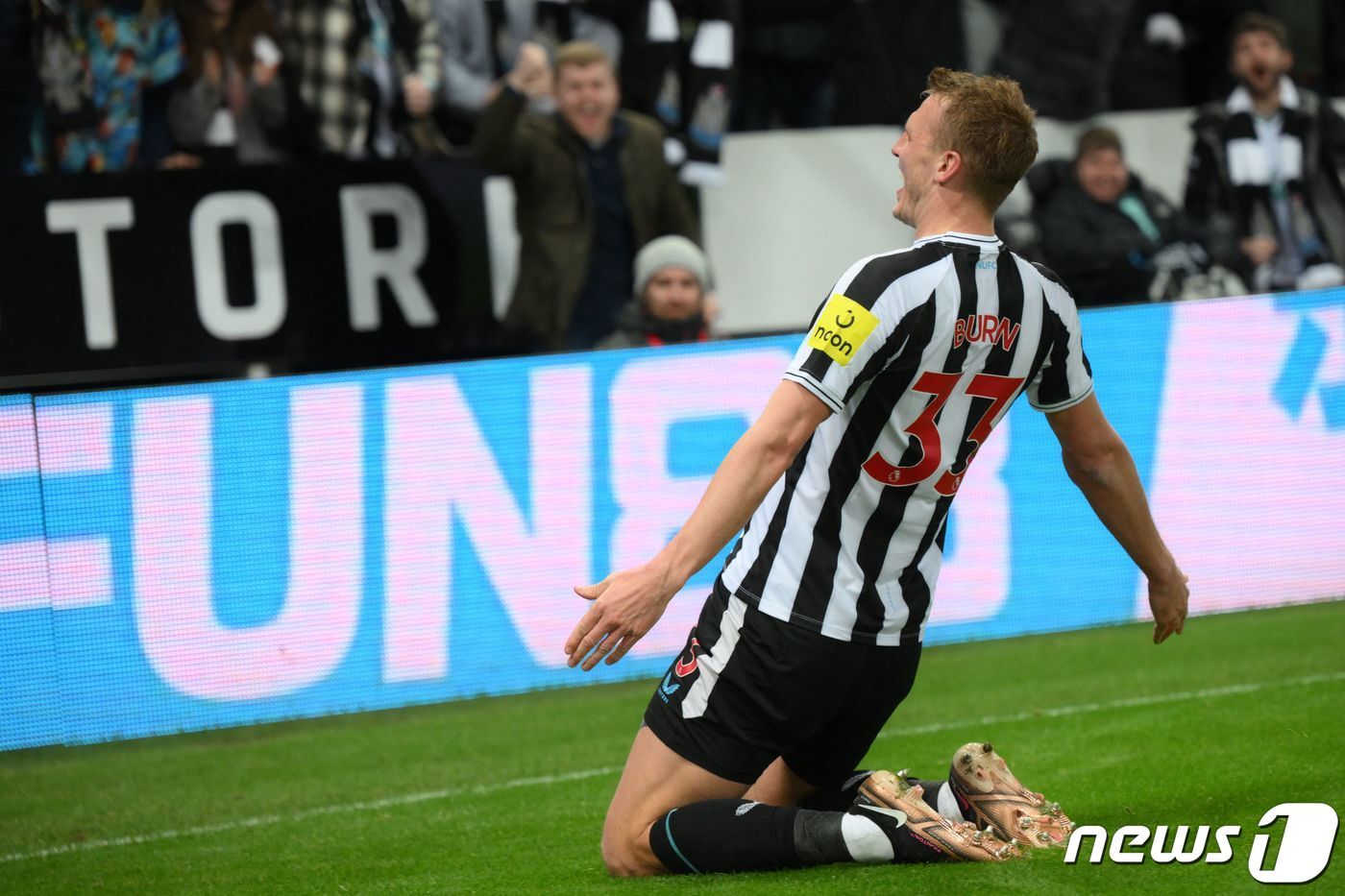 본문 이미지 - 뉴캐슬 수비수 댄 번이 결승골을 터트리며 컵대회 4강 진출을 견인했다. ⓒ AFP=뉴스1