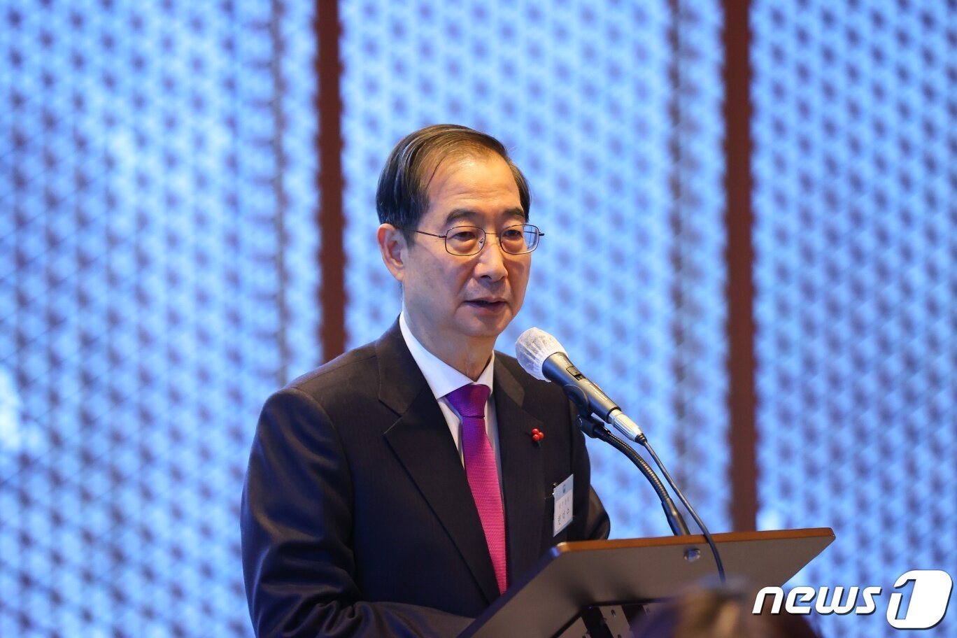 본문 이미지 - 한덕수 국무총리가 10일 오후 세종 총리 공관에서 열린 출입기자단 만찬간담회에서 발언하고 있다.(총리실 제공)/