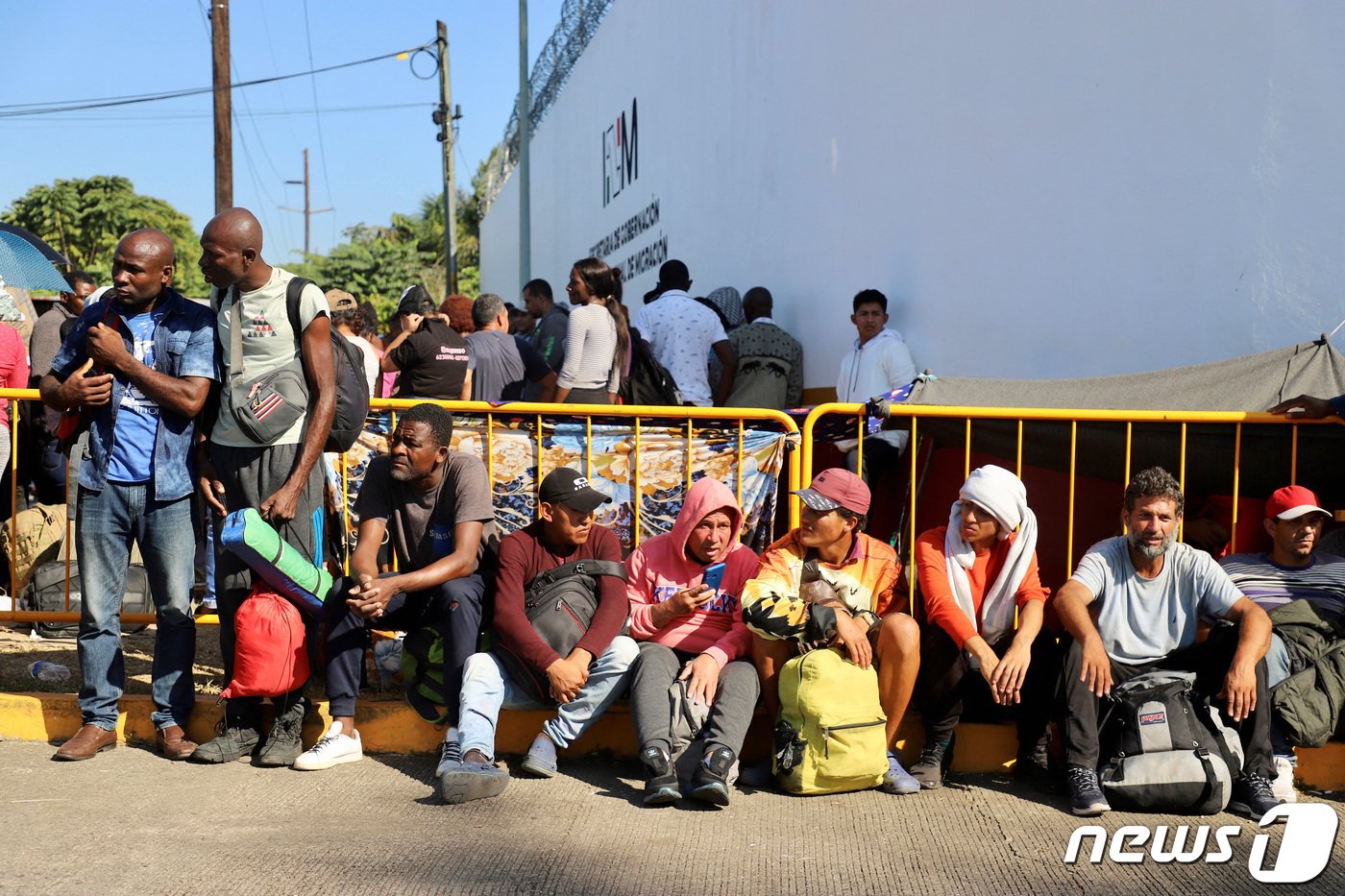 본문 이미지 - 지난 2023년 1월 10일(현지시간) 멕시코 치아파스주(州) 타파출라에서 이민자들이 수용소 밖에 앉아 있다. 이들은 인도주의 비자를 신청할 방법을 찾고 있다. ⓒ 로이터=뉴스1 ⓒ News1 권진영 기자
