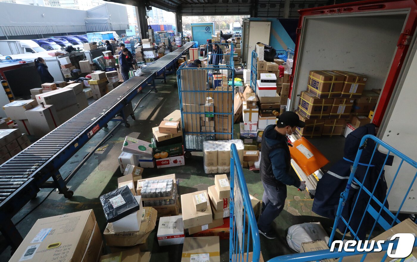 본문 이미지 - 지난 11일 오전 서울 금천구 가산동 한진 남서울 터미널에서 택배기사들이 배송준비 작업을 하고 있다. (사진은 기사 내용과 직접적인 관련 없음) 2023.1.11/뉴스1 ⓒ News1 김진환 기자