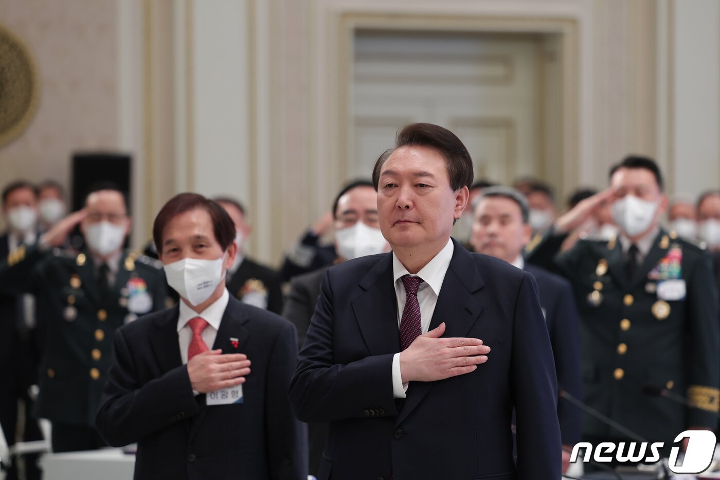 본문 이미지 - 윤석열 대통령이 11일 오전 청와대 영빈관에서 열린 2023년 외교부·국방부 연두 업무보고에서 국기에 대한 경례를 있다. (대통령실 제공) 2023.1.11/뉴스1 ⓒ News1 안은나 기자