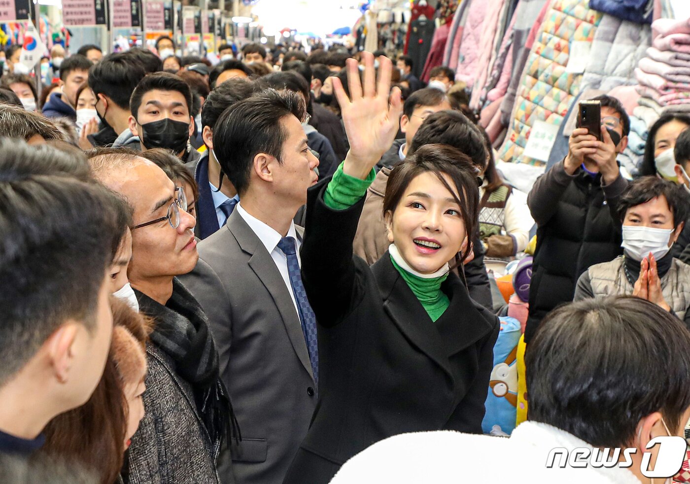 본문 이미지 - 윤석열 대통령의 부인 김건희 여사가 11일 오후 대구 중구 서문시장을 찾아 시민과 상인들을 향해 손을 흔들며 인사하고 있다. 2023.1.11/뉴스1 ⓒ News1 공정식 기자