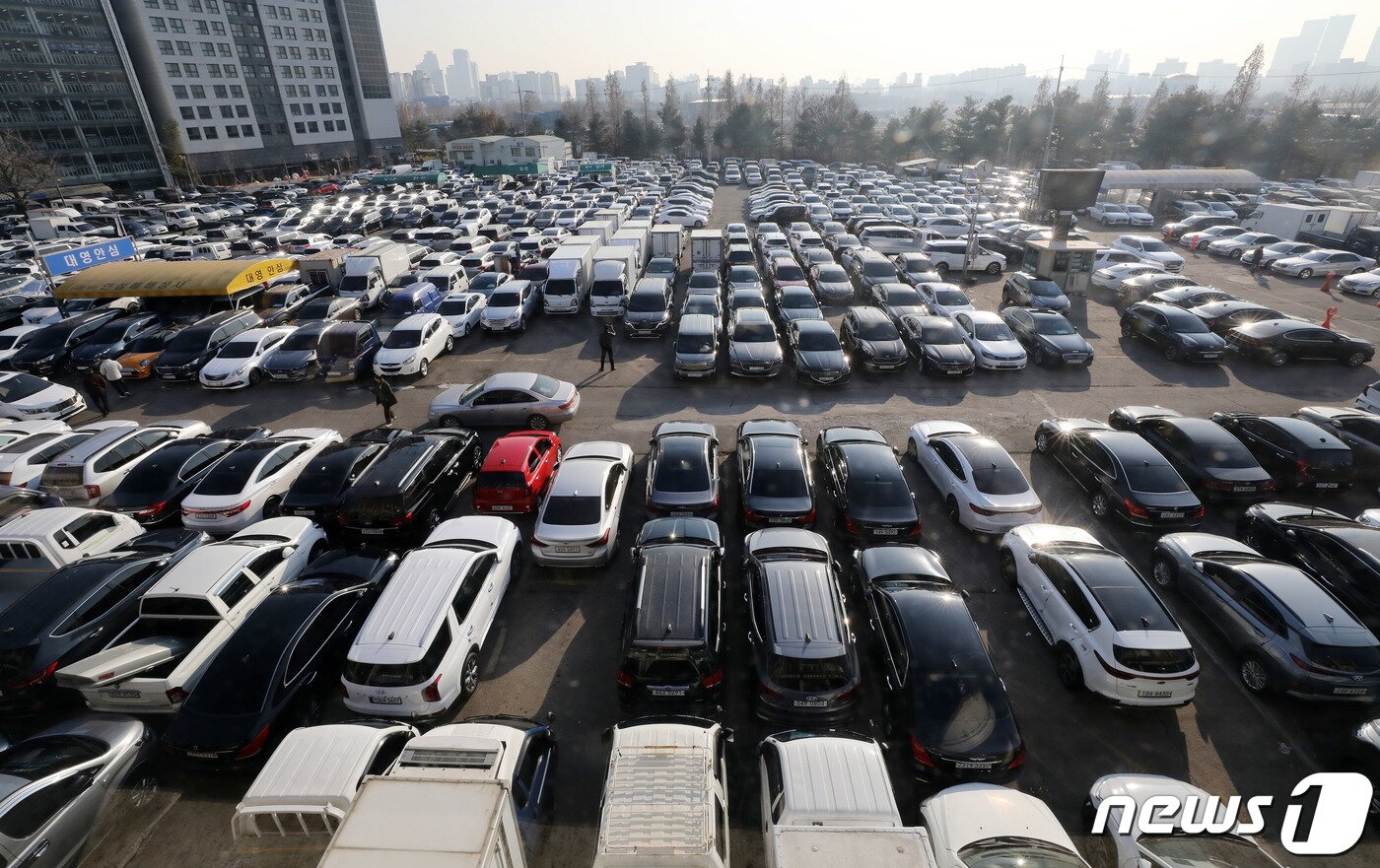 본문 이미지 - 11일 서울 성동구 장안평중고차매매시장에 중고차 매물들이 빼곡하게 쌓여있다. 2023.1.11/뉴스1 ⓒ News1 박세연 기자