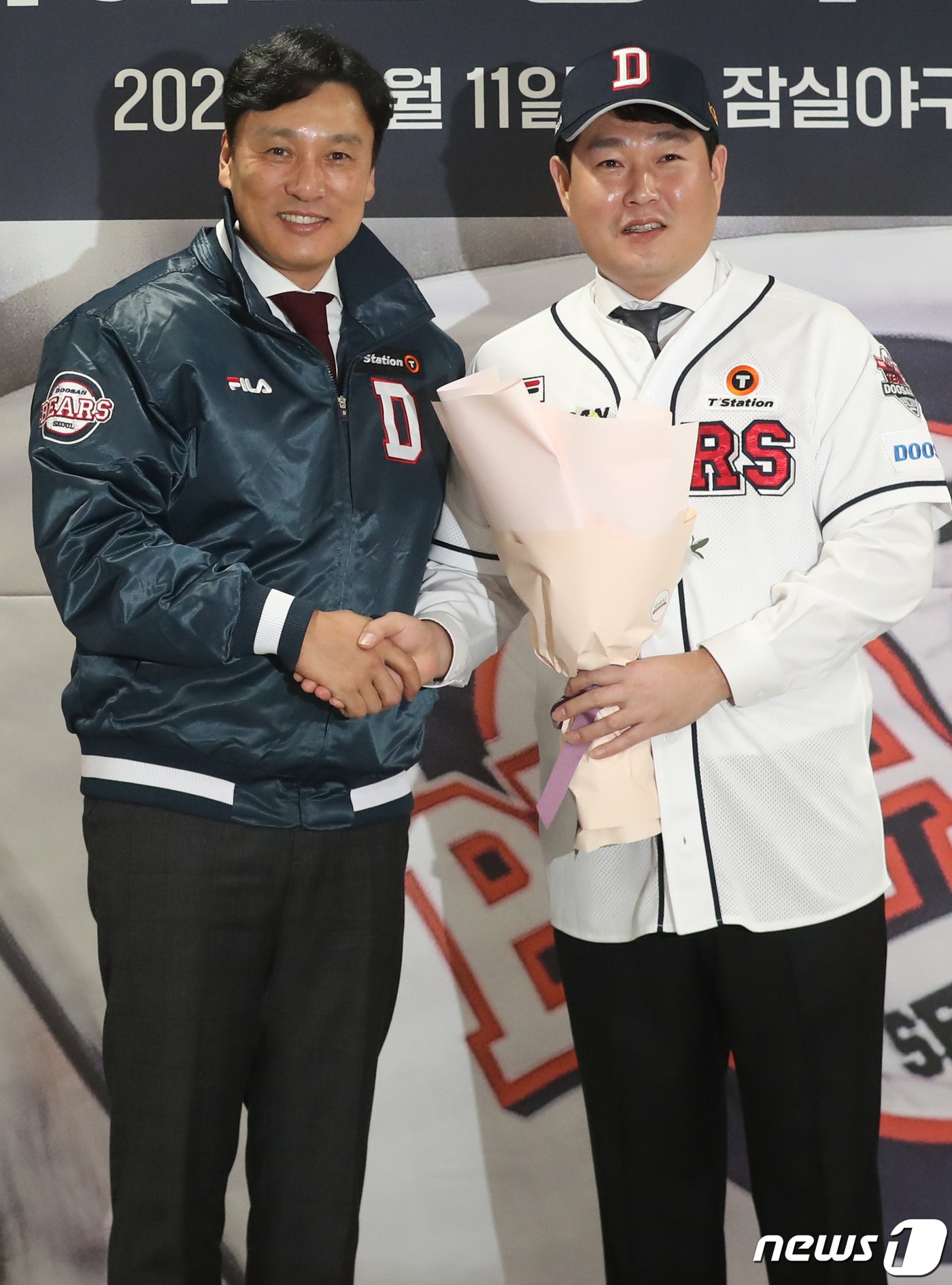 본문 이미지 - 양의지 선수가 11일 서울 송파구 잠실야구장에서 열린 '두산베어스 입단식'에서 이승엽 감독과 기념촬영을 하고 있다. 양의지는 지난해 두산과 '4+2년 최대 152억원'의 초대형 FA 계약을 했다. 2023.1.11/뉴스1 ⓒ News1 송원영 기자