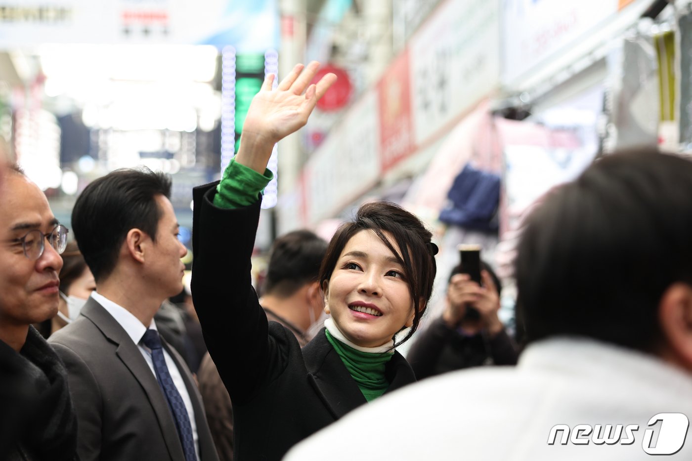 본문 이미지 - 윤석열 대통령 부인 김건희 여사가 11일 오후 대구 중구 서문시장을 찾아 손을 흔들고 있다. (대통령실 제공) 2023.1.11/뉴스1 ⓒ News1 안은나 기자