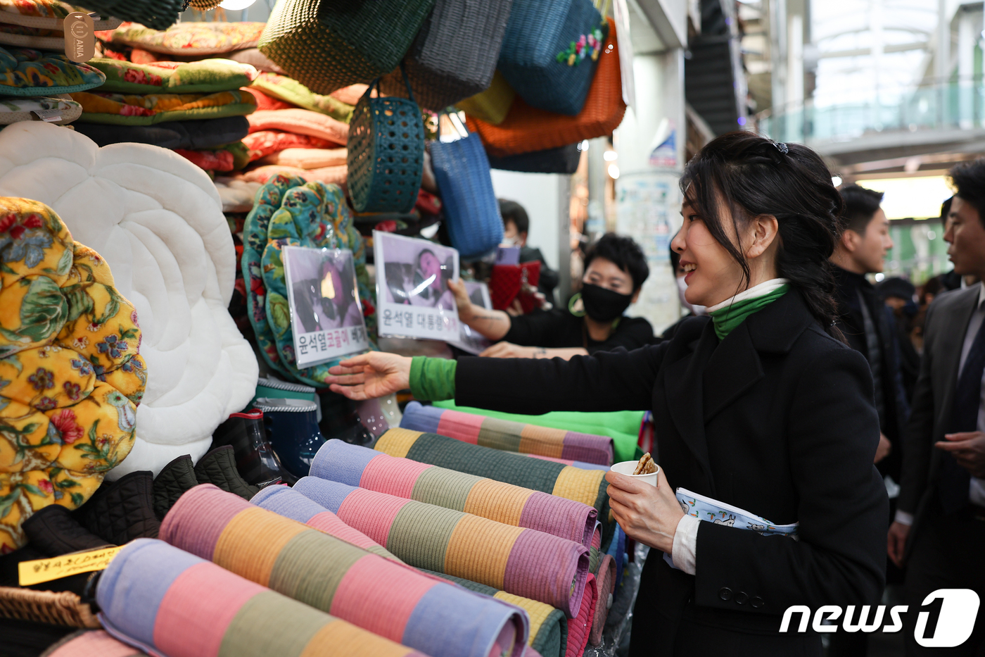 (서울=뉴스1) 안은나 기자 = 윤석열 대통령 부인 김건희 여사가 11일 오후 대구 중구 서문시장을 찾아 '윤석열 코골이 베개'라는 문구와 윤 대통령의 사진이 붙어있는 상점을 둘러 …