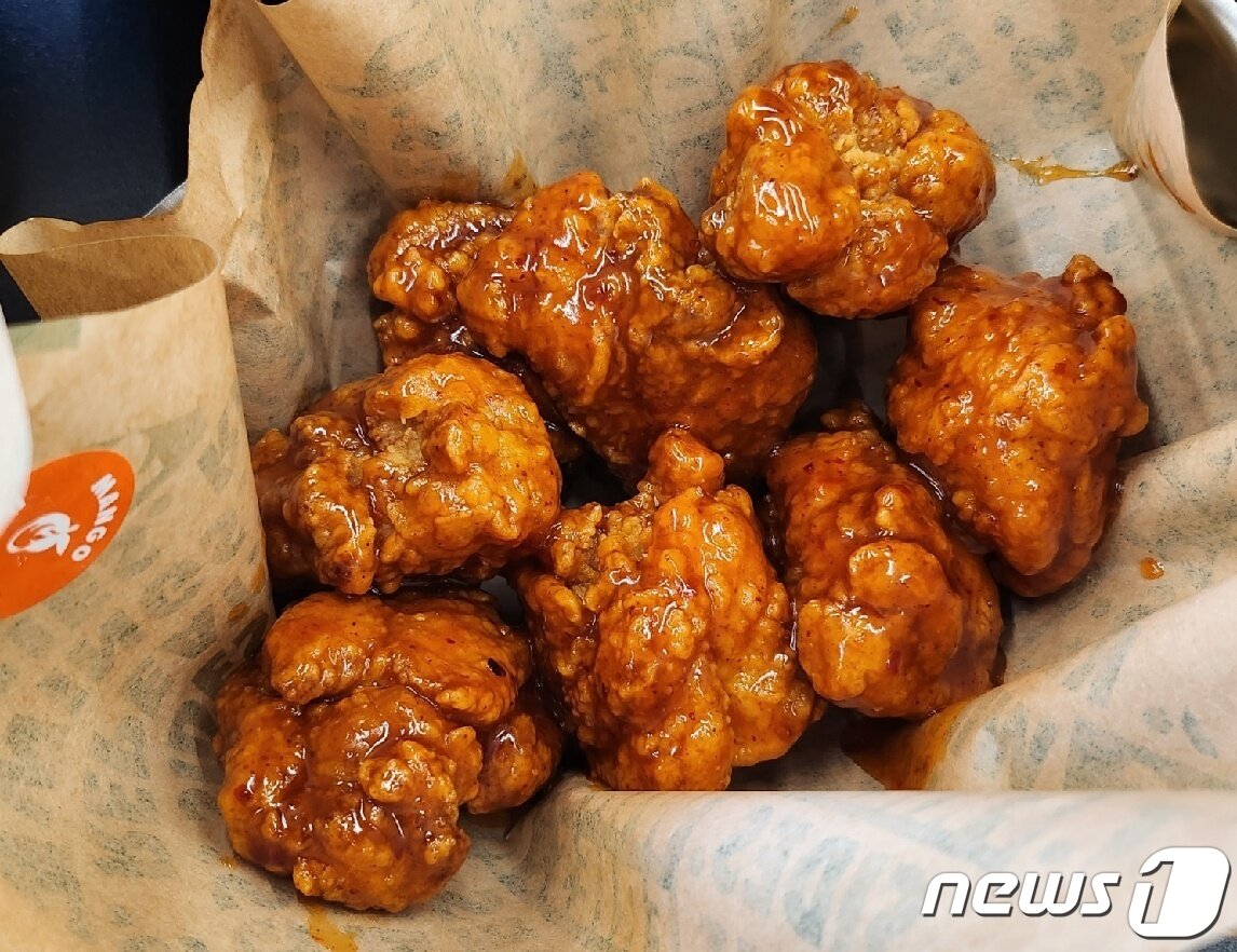본문 이미지 - 윙스탑의 망고 하바네로 치킨.2023.1.11/뉴스1 ⓒ News1 이상학 기자