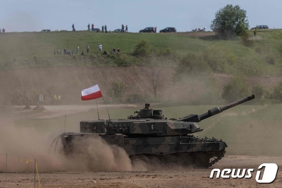 폴란드가 운용하는 독일제 레오파드 전차가 지난해 5월 폴란드에서 치러진 폴란드-미국-프랑스-스웨덴의 합동 훈련에서 활용되고 있다. © AFP=뉴스1 © News1 강민경 기자