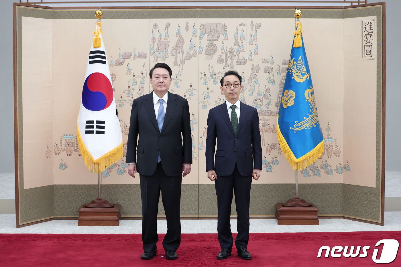 (서울=뉴스1) 안은나 기자 = 윤석열 대통령이 12일 용산 대통령실 자유홀에서 열린 재외공관장 신임장 수여식에서 박정욱 주캄보디아 대사에게 신임장을 수여한 뒤 기념 촬영하고 있다 …