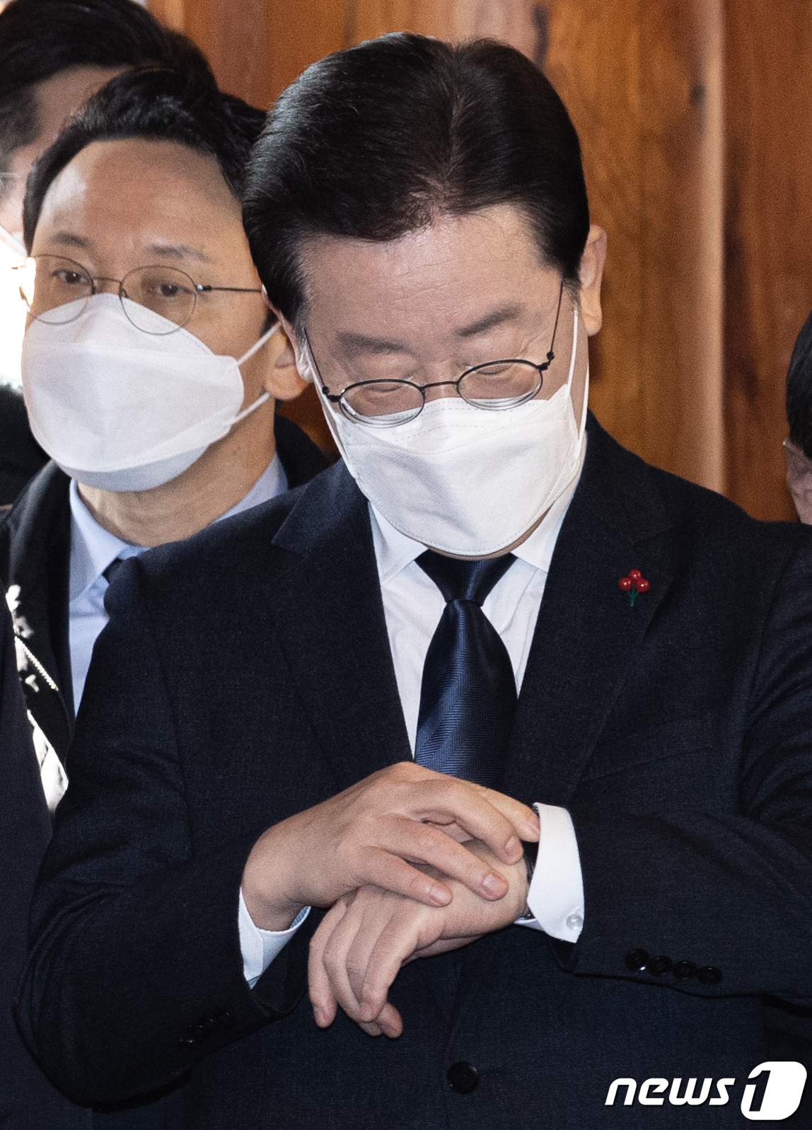 (서울=뉴스1) 이재명 기자 = 이재명 더불어민주당 대표가 12일 오전 서울 여의도 국회 사랑재에서 신년 기자회견에 참석하며 손목 시계를 확인하고 있다. 2023.1.12/뉴스1