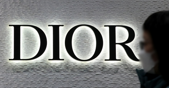 "레이디백 안 먹히네"…디올코리아, 작년 영업익 '반토막'·매출도 18.1%↓