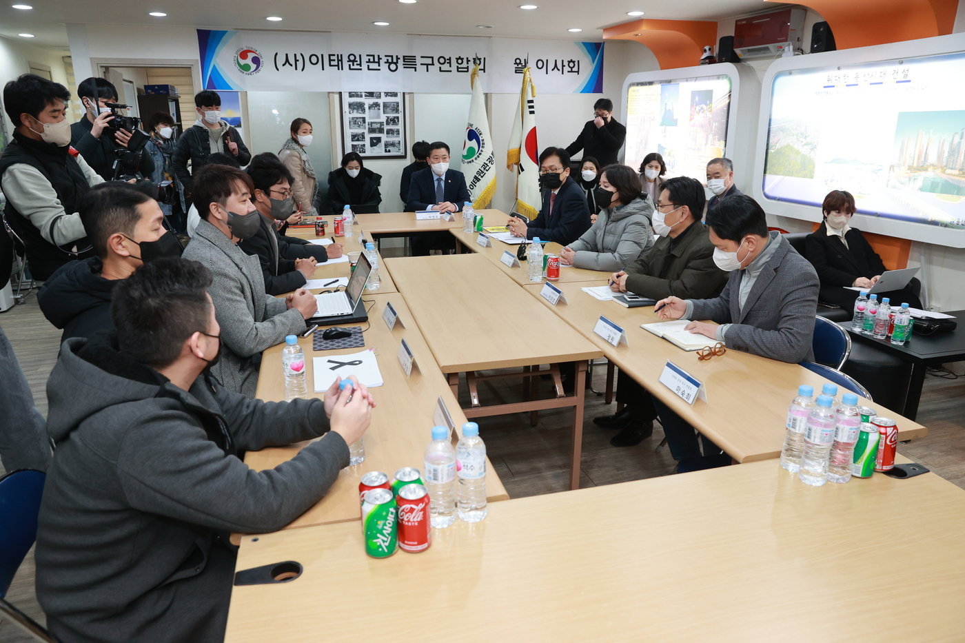 본문 이미지 - 이영 중소벤처기업부 장관이 12일 서울 용산구 이태원관광특구연합회를 방문해 이태원 피해 소상공인들의 애로를 청취하고 있다.