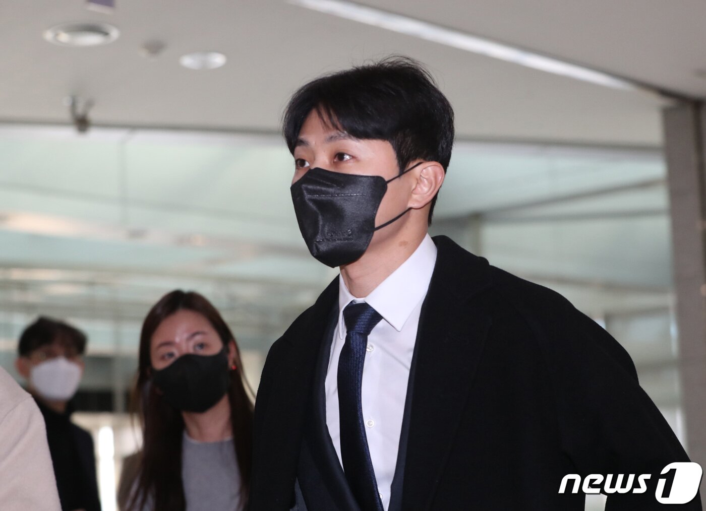 본문 이미지 - 쇼트트랙 국가대표 출신의 빅토르 안씨(37·한국명 안현수)이 12일 오후 경기 성남시 중원구 성남시청에서 열린 '성남시청 빙상팀 코치직 공개채용 면접'에 참석하기 위해 대기실로 입장하고 있다. 2023.1.12/뉴스1 ⓒ News1 김영운 기자