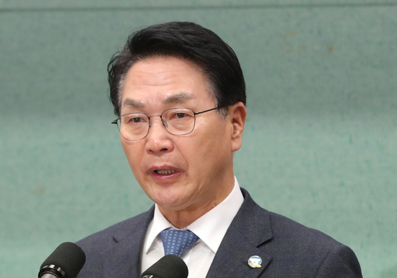 경찰, '공사 수주 대가 금품 의혹' 심덕섭 고창군수 소환