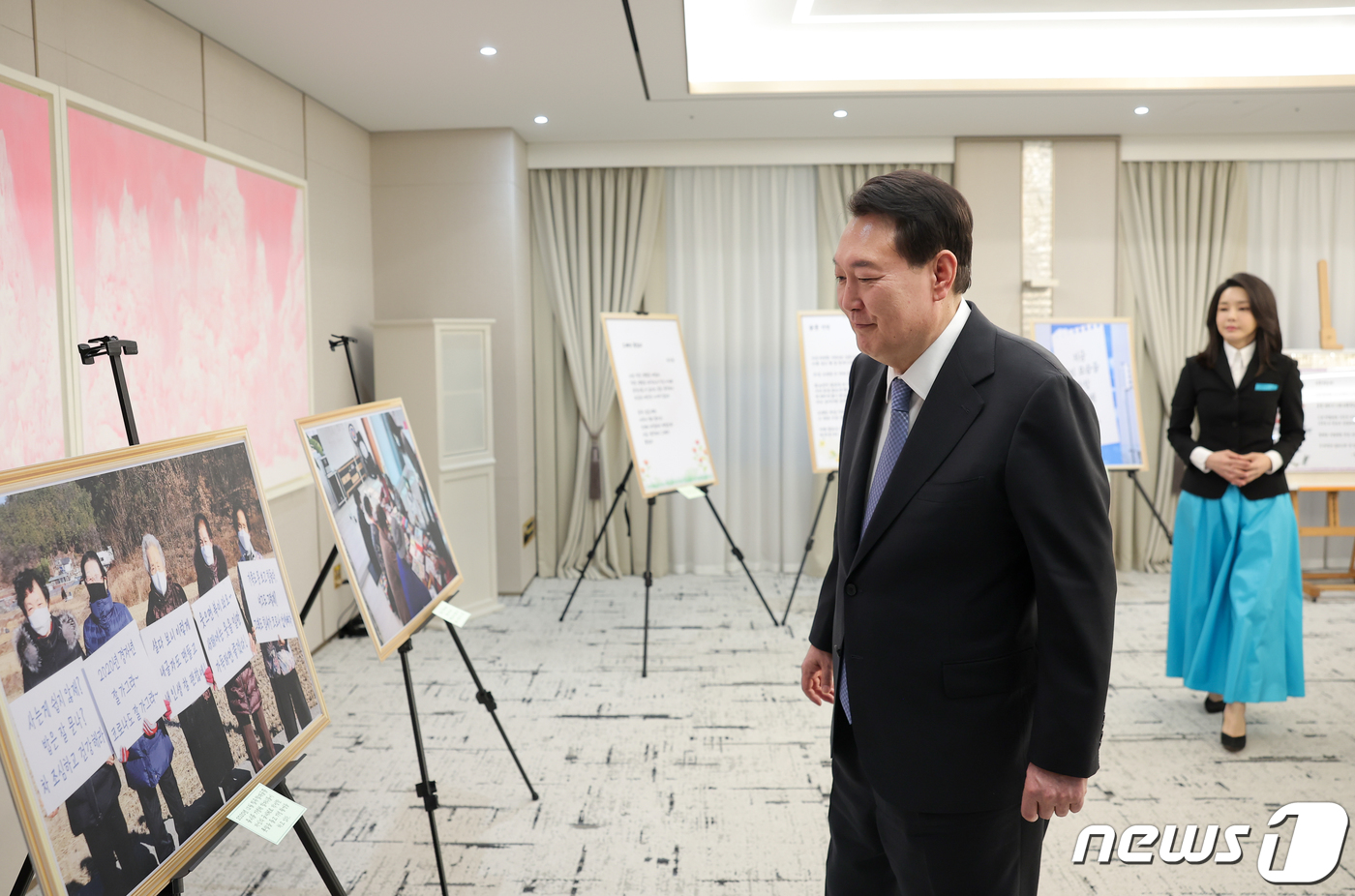 (서울=뉴스1) 안은나 기자 = 윤석열 대통령과 김건희 여사가 12일 오후 용산 대통령실에서 칠곡할매글꼴의 주인공 김영분(77), 권안자(79), 이원순(86), 추유을(89), …