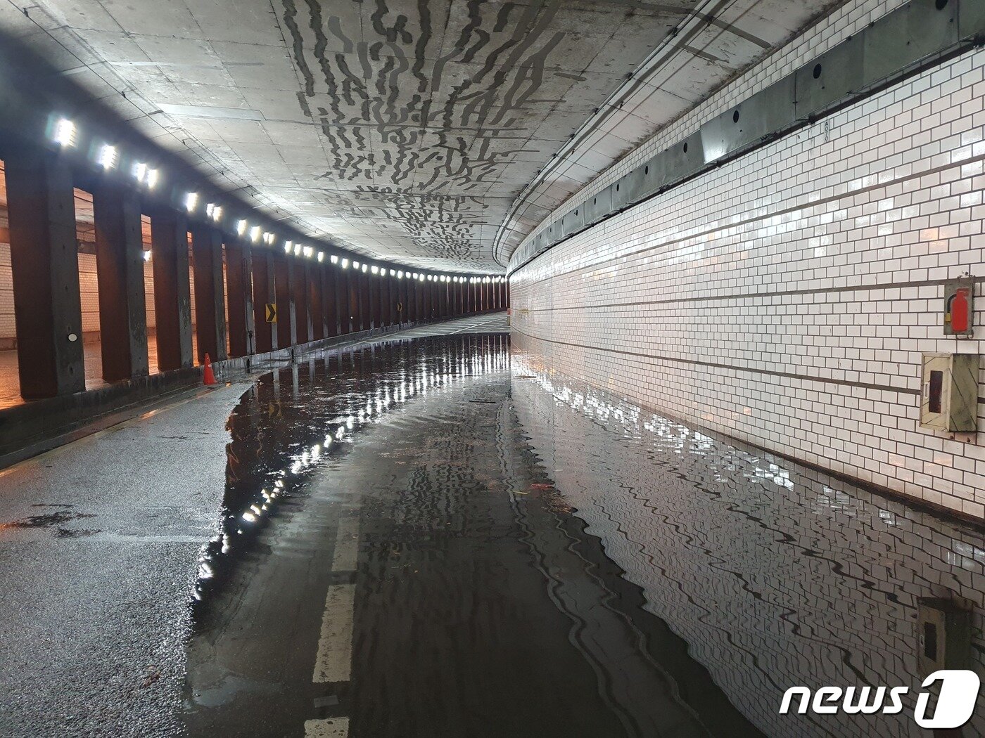 본문 이미지 - 13일 부산 해운대구 좌동지하차도 도로에 물이 고여 있다.(부산경찰청 제공)