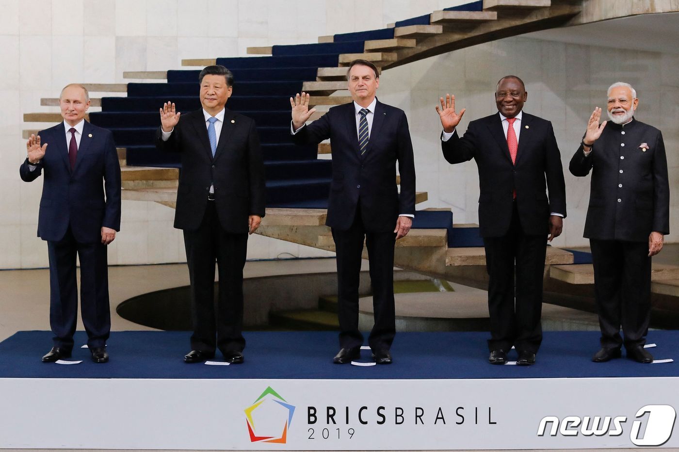 본문 이미지 - 브라질 수도 브라질리아에서 열린 제5차 브릭스(BRICS) 정상회의에서 각국 정상들이 손을 흔들고 있다. 왼쪽부터 블라디미르 푸틴 러시아 대통령, 시진핑 중국 국가주석, 자이르 보우소나루 당시 브라질 대통령, 시릴 라마포사 남아프리카공화국 대통령, 나렌드라 모디 인도 총리. 2019.11.14 ⓒ AFP=뉴스1 ⓒ News1 정윤미 기자