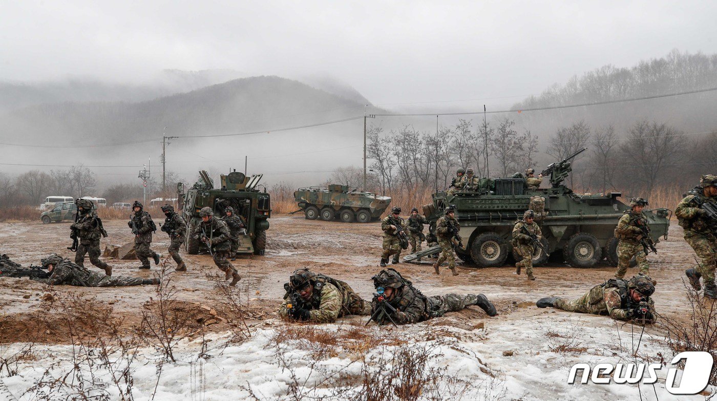 지난 13일 경기도 파주 무건리훈련장에서 육군 아미타이거 시범여단과 미2사단 스트라이커여단이 대대급 연합훈련을 실시하고 있다. 이번 훈련에는 한미 장병 800여 명과 K808차륜형장갑차, 미 스트라이커장갑차, 정찰드론, 무인항공기&#40;UAV&#41;, 대전차미사일&#40;현궁&#41; 등 다양한 무기체계가 투입됐다. 2023.1.14/뉴스1 ⓒ News1 사진공동취재단