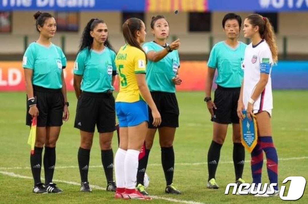 본문 이미지 - FIFA 주관 대회에서 주심을 맡은 오현정(오현정 제공) 