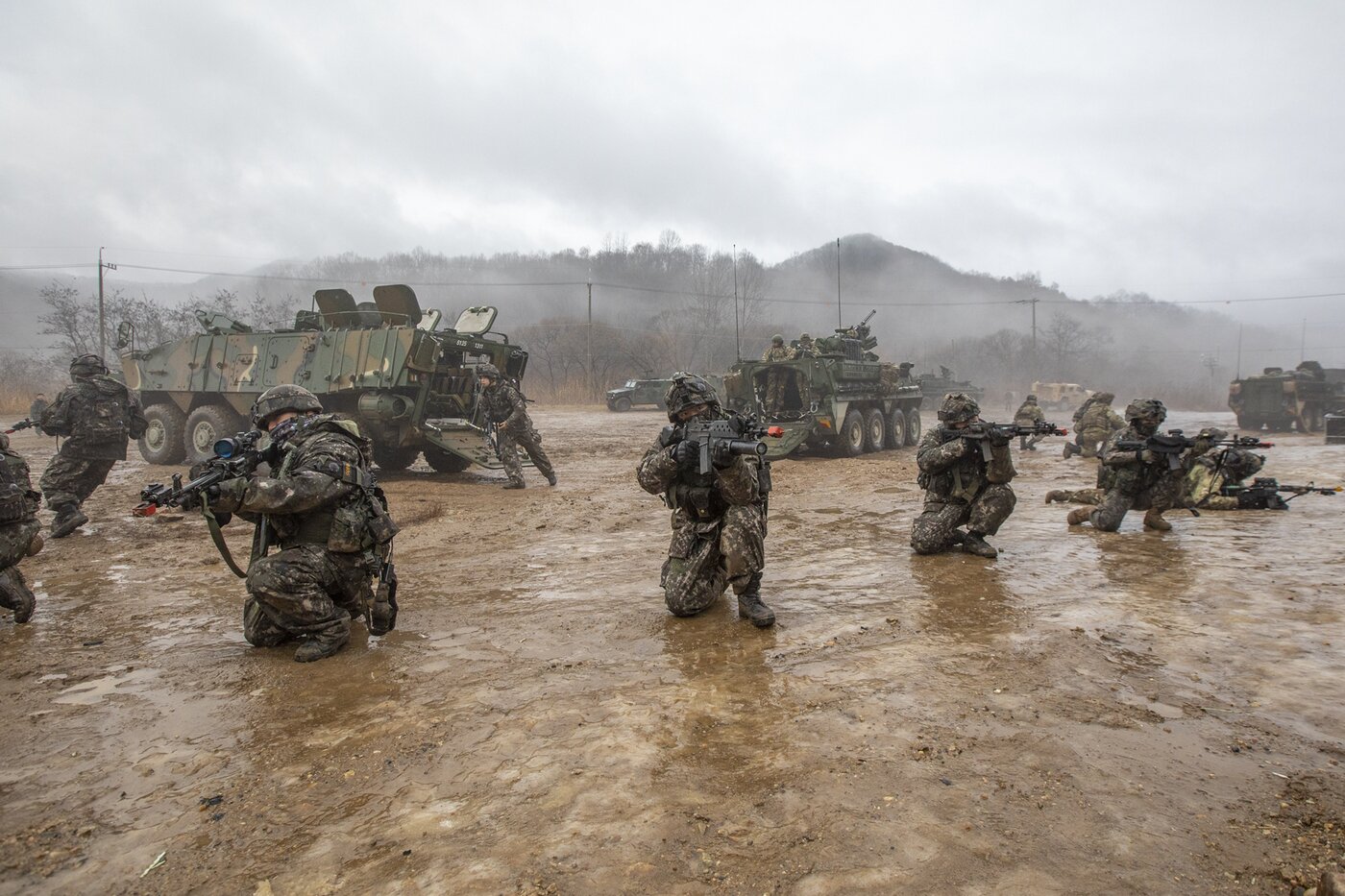 본문 이미지 - 13일 경기도 파주 무건리훈련장에서 실시된 아미타이거 시범여단과 스트라이커여단의 연합훈련 중 한미 양국 장병들이 장갑차 하차 전투원 보호를 위한 경계작전을 하고 있다.(육군 제공)