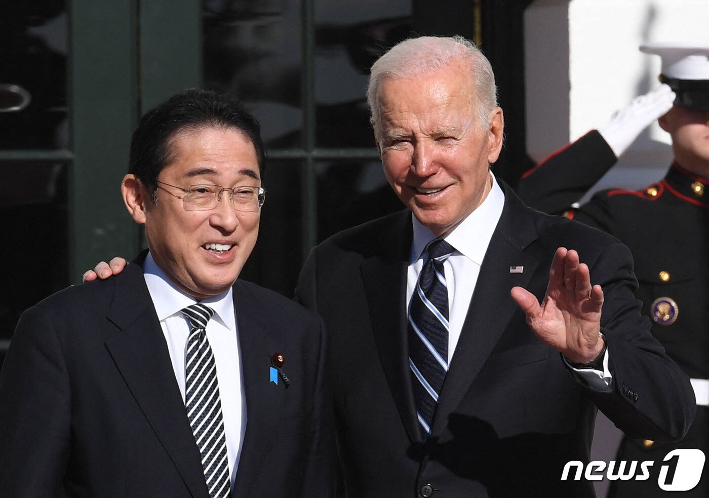 본문 이미지 - 조 바이든 미국 대통령이 13일(현지시간) 취임 후 처음으로 워싱턴을 방문한 기시다 후미오 일본 총리와 백악관 앞에서 환영을 하고 있다. ⓒ AFP=뉴스1 ⓒ News1 우동명 기자