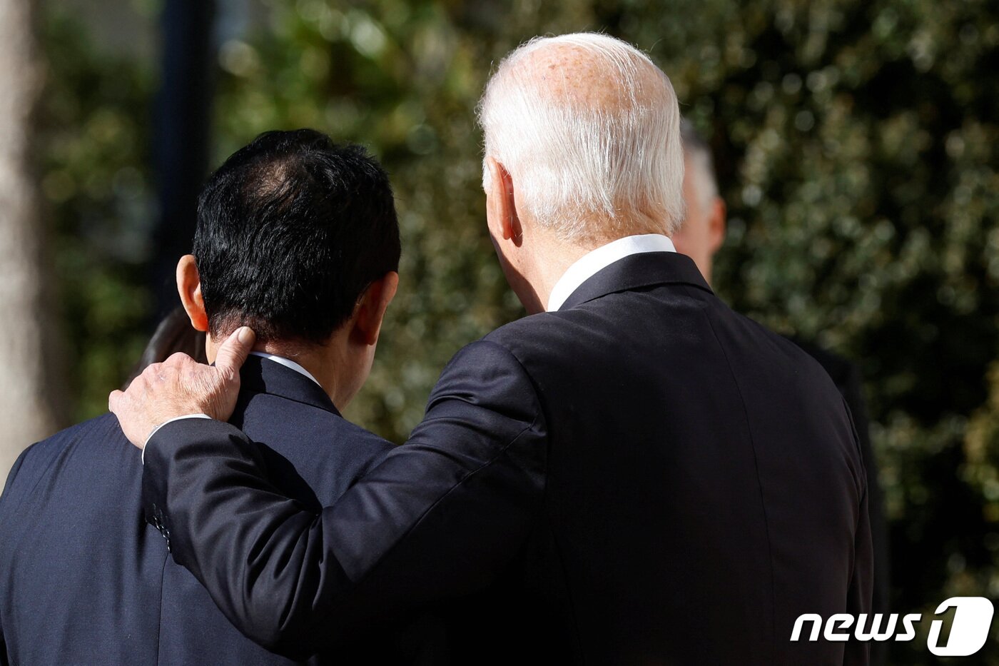 본문 이미지 - 조 바이든 미국 대통령이 13일(현지시간) 취임 후 처음으로 워싱턴 백악관을 방문한 기시다 후미오 일본 총리를 환영하고 있다. ⓒ 로이터=뉴스1 ⓒ News1 우동명 기자