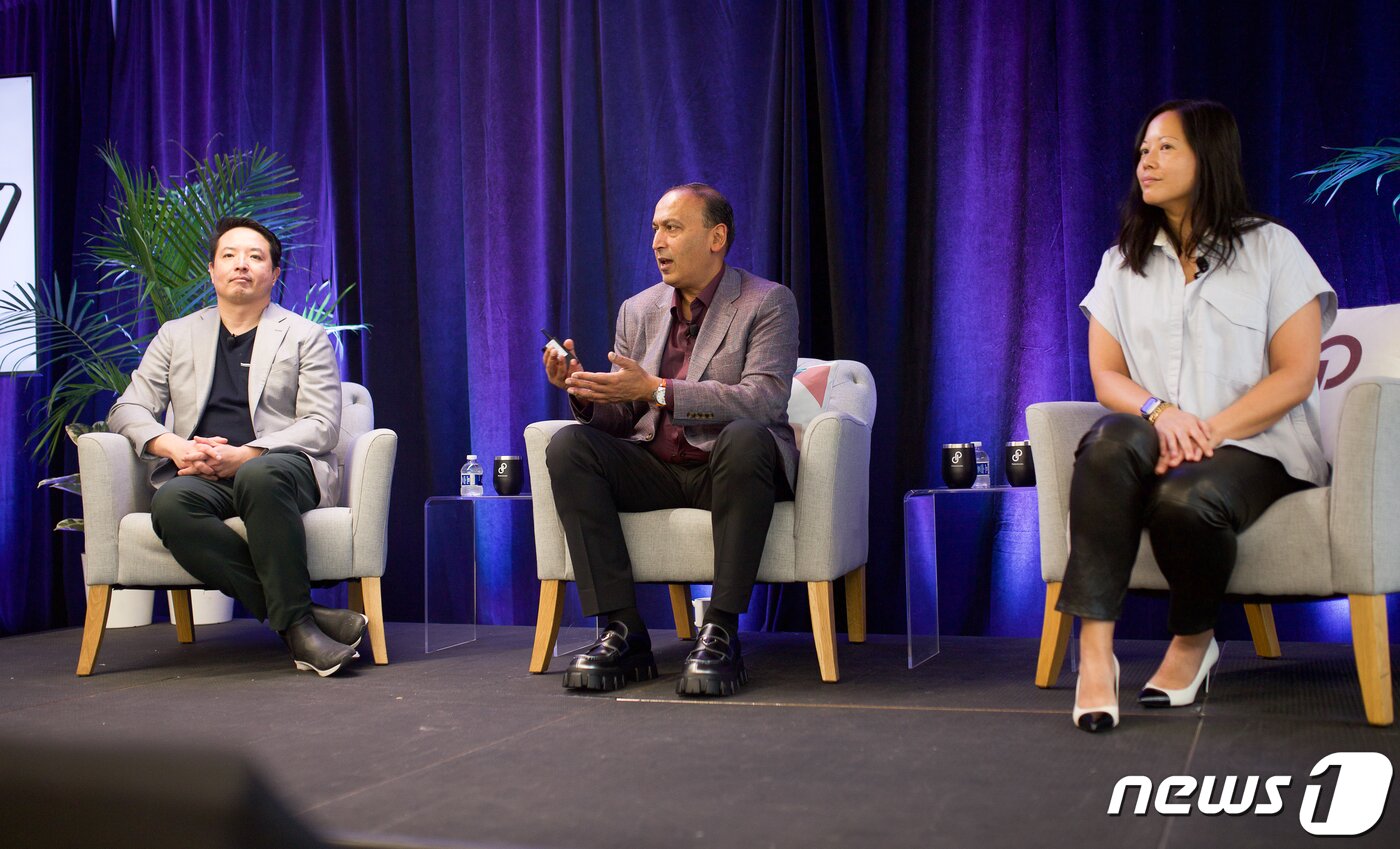 본문 이미지 - 왼쪽부터 스티븐 영 포시마크 CMO, 마니시 샨드라 창업자 및 CEO, 트레이시 선 공동 창업자 및 SVP. (사진제공=네이버)