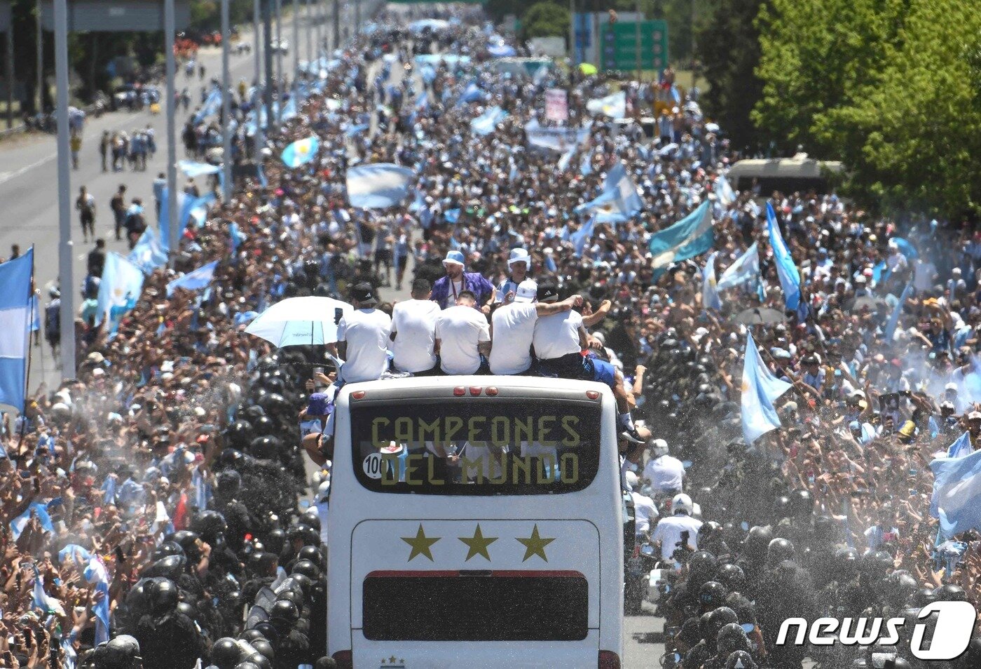 본문 이미지 - 아르헨티나를 응원하는 팬들ⓒ AFP=뉴스1