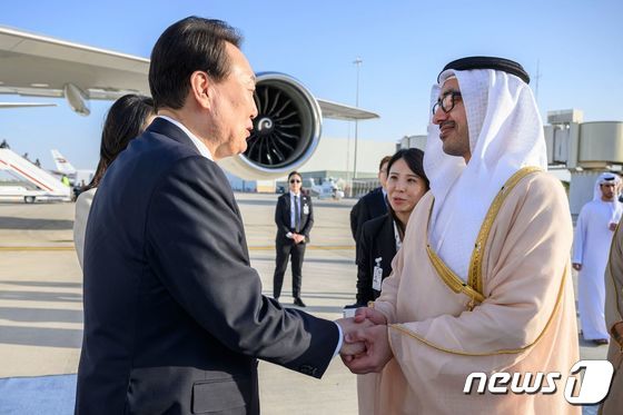 윤석열 대통령이 14일 오후(현지시간) 아랍에미리트(UAE) 아부다비 왕실공항에 도착해 압둘라 알 나흐얀 외교장관과 인사를 나누고 있다. © AFP=뉴스1