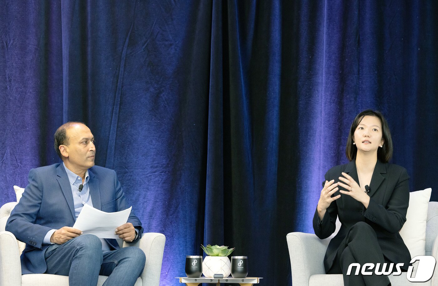 본문 이미지 - 최수연 네이버 대표가 10일(미국 현지시간 9일) 진행된 포시마크 타운홀에서 직원들의 질문에 답변 중이다. (사진제공=네이버)