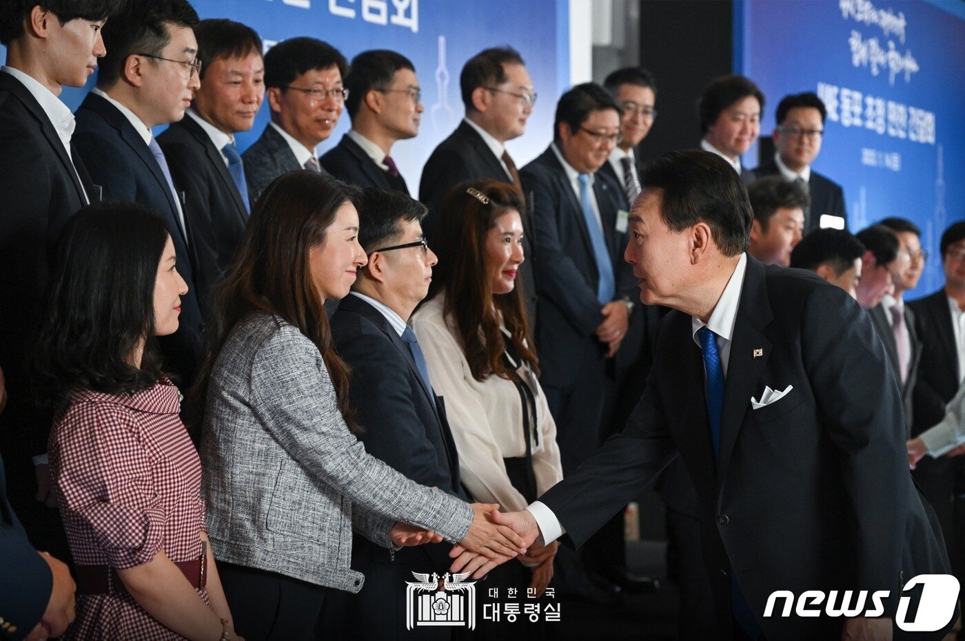 본문 이미지 - 윤석열 대통령이 지난 14일 오후(현지시간) 아랍에미리트(UAE) 그랜드 하얏트 아부다비에서 열린 UAE 동포 초청 만찬 간담회에서 참석자들과 악수하고 있다. (대통령실 페이스북) 2023.1.15/뉴스1 ⓒ News1 안은나 기자