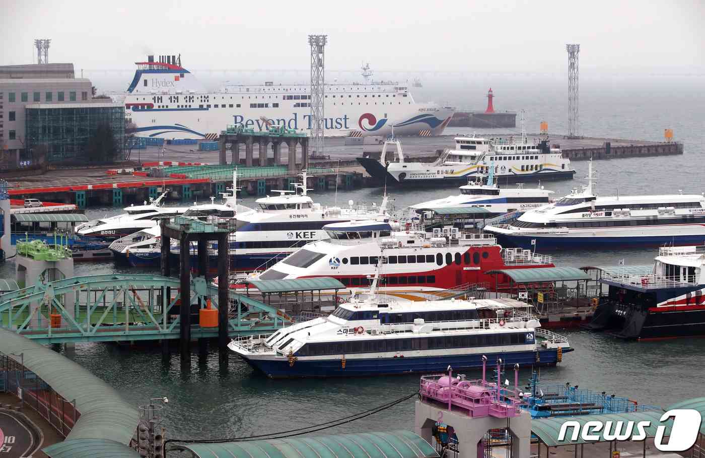 인천 연안여객터미널에 정박해 있는 여객선. / 뉴스1 © News1