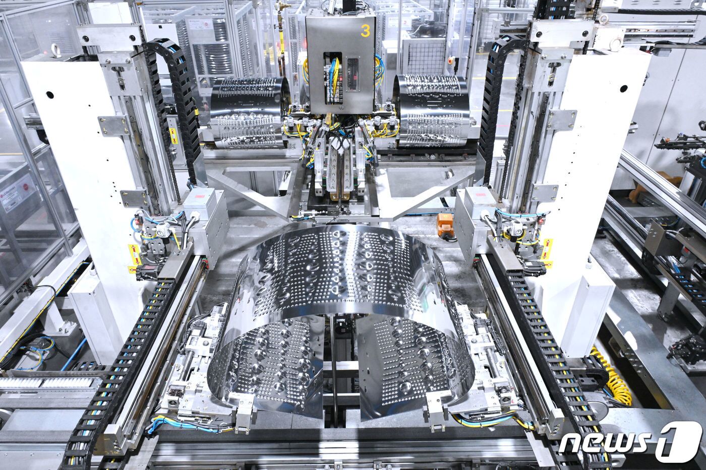 본문 이미지 - LG전자는 생활가전 글로벌 핵심 생산기지인 미국 테네시 공장에서 부품에서부터 완제품까지 한 라인에서 제조하는 &#39;완결형 통합생산체제&#39;를 갖춘 건조기 생산라인을 본격 가동한다고 15일 밝혔다. 사진은 로봇이 스테인리스 스틸을 둥글게 말고 용접해 세탁기의 주요 부품인 세탁통을 만들고 있는 모습.&#40;LG전자 제공&#41; 2023.1.15/뉴스1