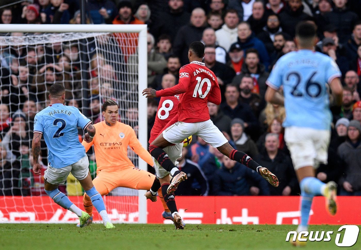 본문 이미지 - 논란 속에 득점이 인정된 브루노 페르난데스의 동점골,  ⓒ AFP=뉴스1