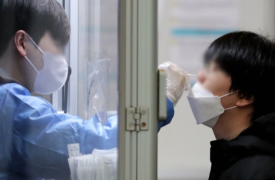본문 이미지 - 15일 서울 중구보건소 코로나19 선별진료소를 찾은 시민이 PCR 검사를 받고 있다.  2023.1.15/뉴스1 ⓒ News1 장수영 기자