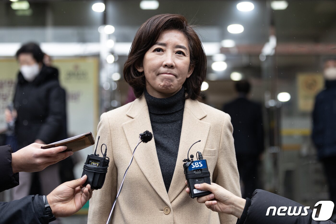본문 이미지 - 국민의힘 '3·8 전당대회' 출마를 고심 중인 나경원 전 의원이 15일 서울 동작구 흑석동성당에서 미사를 마친 후 취재진 질문을 받고 있다. 2023.1.15/뉴스1 ⓒ News1 이재명 기자