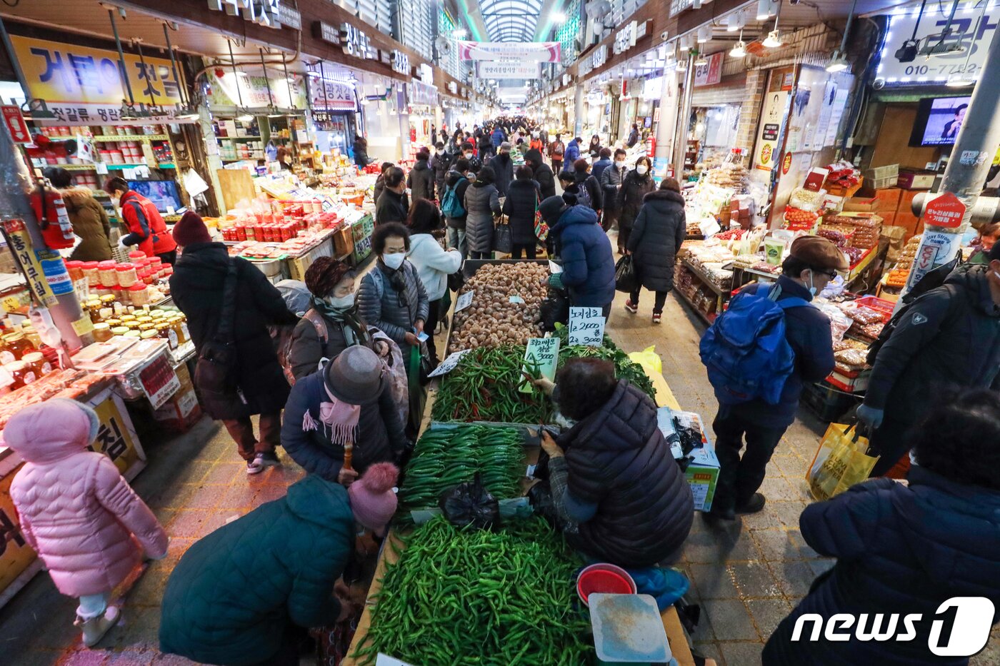 본문 이미지 - 설 명절을 일주일 앞둔 15일 서울 동대문구 청량리 청과물시장이 설 제수용품을 구입하러 나온 시민들로 북적이고 있다. 2023.1.15/뉴스1 ⓒ News1 민경석 기자
