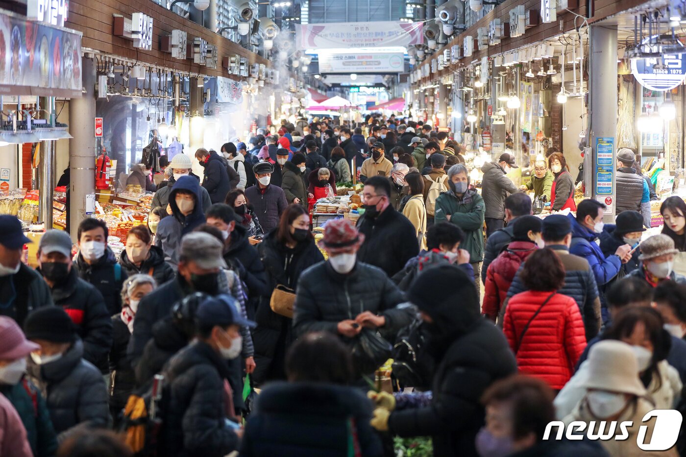 본문 이미지 - 설 명절을 일주일 앞둔 15일 서울 동대문구 청량리 청과물시장이 설 제수 용품을 구입하러 나온 시민들로 북적이고 있다. 2023.1.15/뉴스1 ⓒ News1 민경석 기자