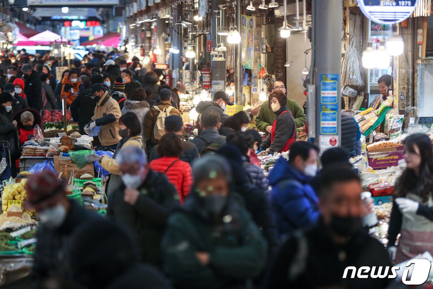 본문 이미지 - 설 명절을 일주일 앞둔 15일 서울 동대문구 청량리 청과물시장이 설 제수용품을 구입하러 나온 시민들로 북적이고 있다. 2023.1.15/뉴스1 ⓒ News1 민경석 기자